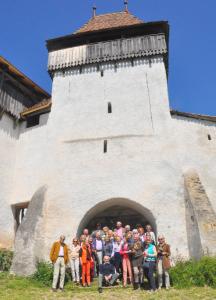 Reisegruppe vor Kirchenburg in Viscri-Deutschweißkirch